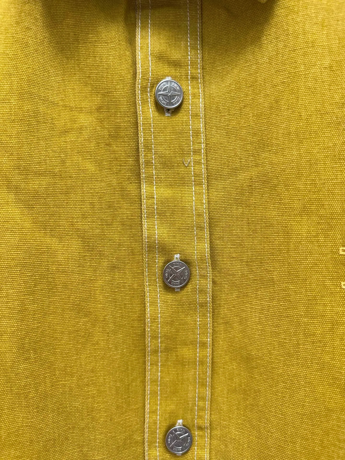 P440 Dior Stone Island joint embroidered denim shirt 24ss new model comes from the AND STONE ISLAND limited series, showing the logo of the joint series. Crafted from yellow cotton, it features the AND STONE ISLAND logo on the chest, highlighting Stone Island's classic star logo with the letter O in the logo. Wear it with or over for a sophisticated and trendy look. Same size for men and women: S/M/L/XL